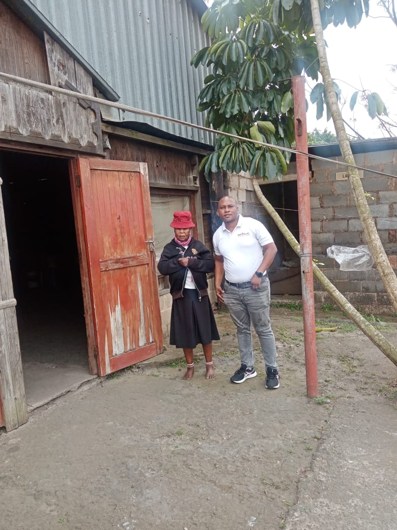 mayibuyiyouth's tweet image. Celebrating #WomensMonth with Mrs. Ndwandwe in Phoenix. Over two decades in tough conditions, and today, her gratitude was overwhelming as she received R2,500 in groceries. #AgainstPoverty #CommunityFirst