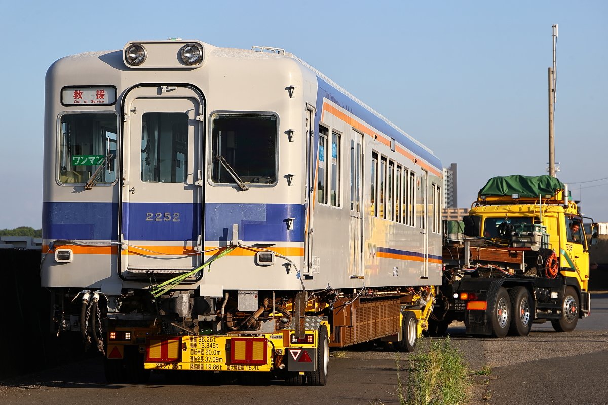千葉港に到着した南海2200系2202F
モハ2202およびモハ2252
モハ2202の和歌山市-水軒の幕がレアですね
このあと夜間の陸送まで待機します