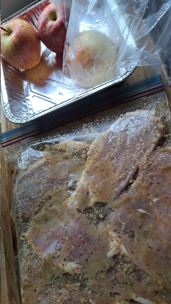 On My Dinner Menu Tonight...

Marinating Pork Chops In  Applesauce & Various Spices.

BBQ Pork Chops, Mashed Tators n Gravy, Veggies, Grilled Apple & Onions.

Fresh Baked Apple Pie For Desert...💃🏼

#aspiringchef #camplifefood