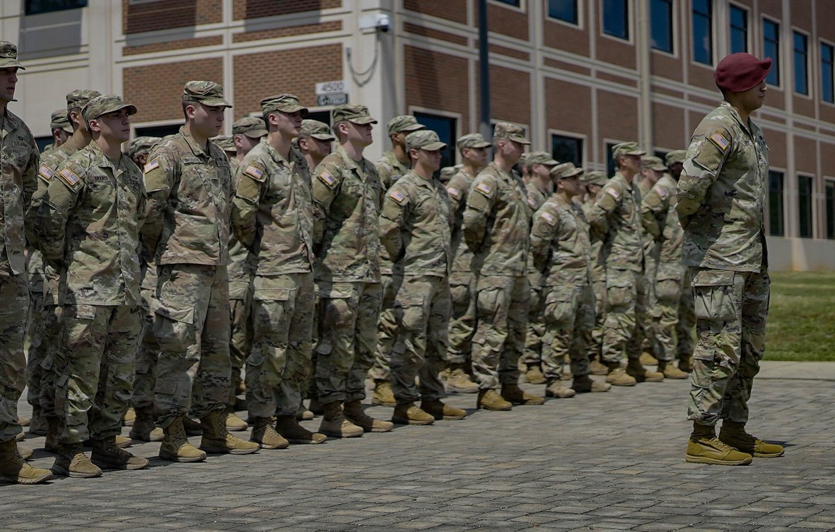 82ndABNDiv's tweet photo. Today the newest members to the team completed the Airborne Integration Course and took part in the ceremonial affair. Congrats &amp; welcome to the greatest fighting force on the planet, Airborne All The Way!
#AATW #AIC #ParatroopersFirst #TransformTheDivision https://t.co/sZTovmah4S