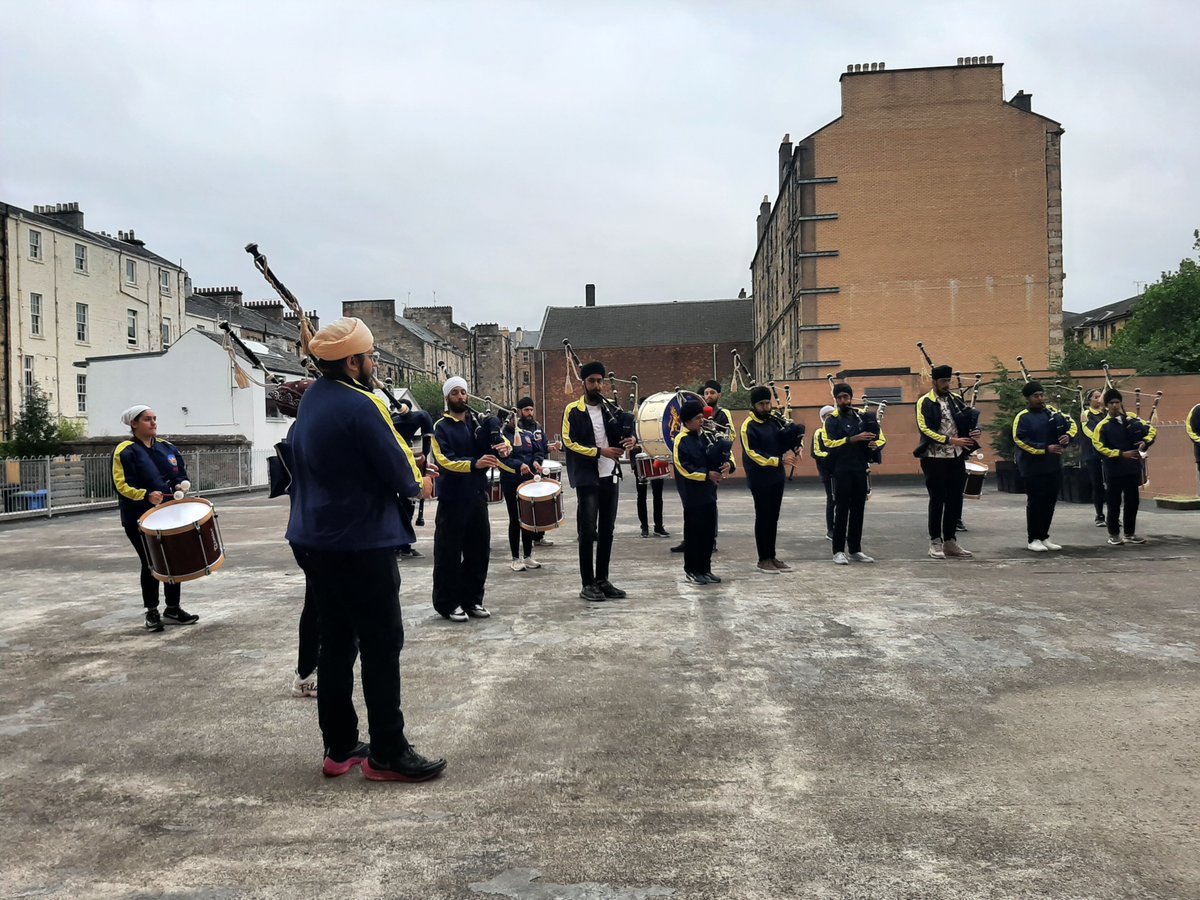 deepmathematics's tweet image. It was pleasure to watch @sridasmeshpb pipe band performing @GurdwaraCentral . Tomorrow is the final. Come and support them around 1pm at GlasgowGreen #sikhsinscotland #winnerof2019pipingcompetition