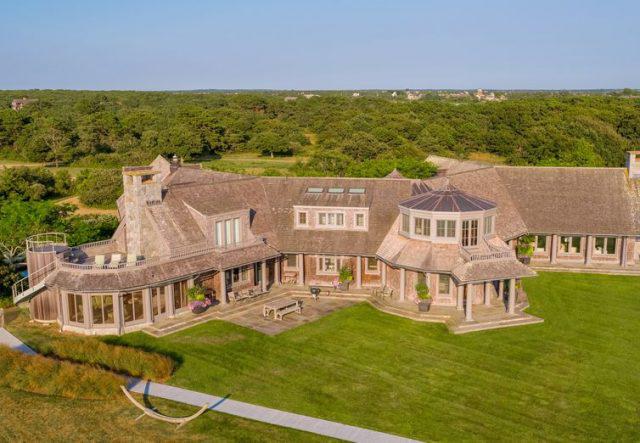 wattsa_matta's tweet photo. @ProudSocialist take it up with the #Democrat overlords you voted for and #plantationmaster #Obama as he and #michelleobama build their #oceanfront estate in #Hawaii as the one in #whiteprivilege #marthasvineyard is apparently not big enough for the #elitists
#tafaricampbell #sayhisname https://t.co/xxmwWDrYRC