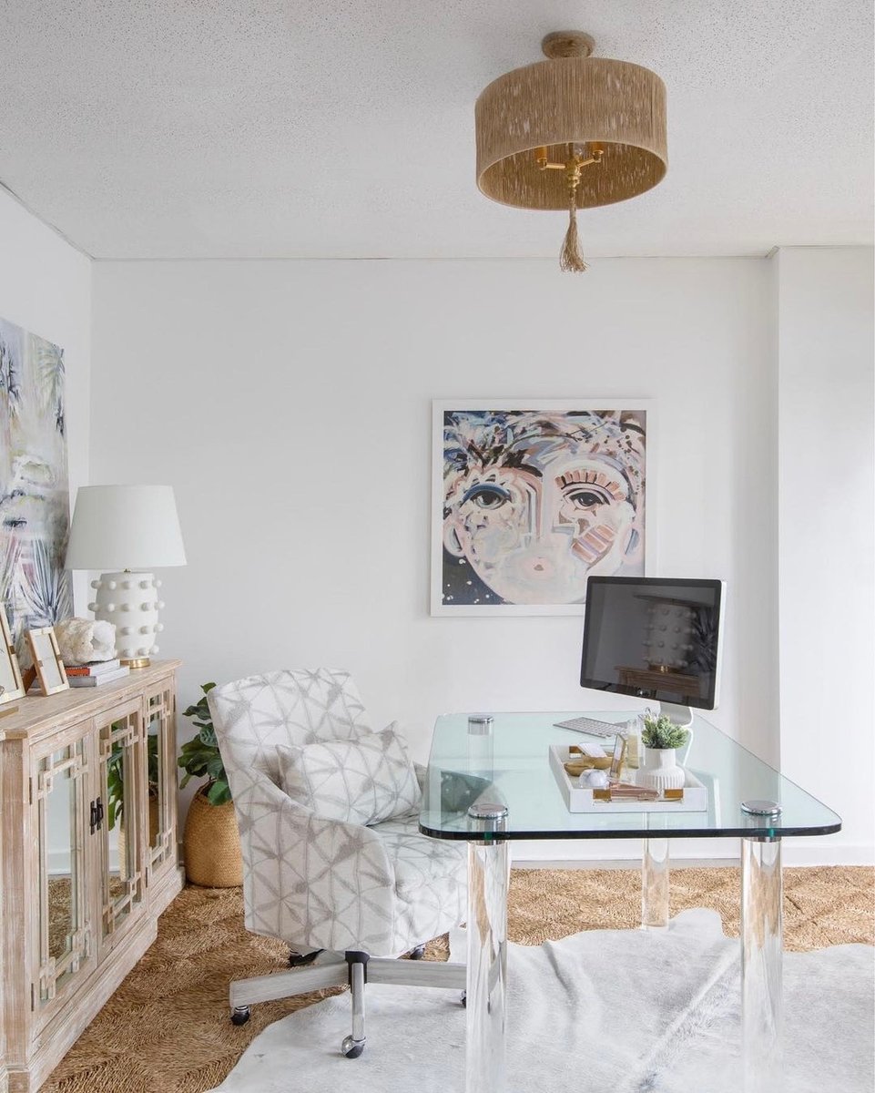 roshambeaux_'s tweet photo. Ending the work week in a office that looks like this is a-ok with us! Our Marley Pendant adds just the right tasseled touch ✨😍

 #roshambeaux #rsblove #lighting #beadedchandeliers #chandelier #customlighting #lighting #interiordesign #interiors #homedecor #decor #jewelryfor https://t.co/4TUrNCJoDX