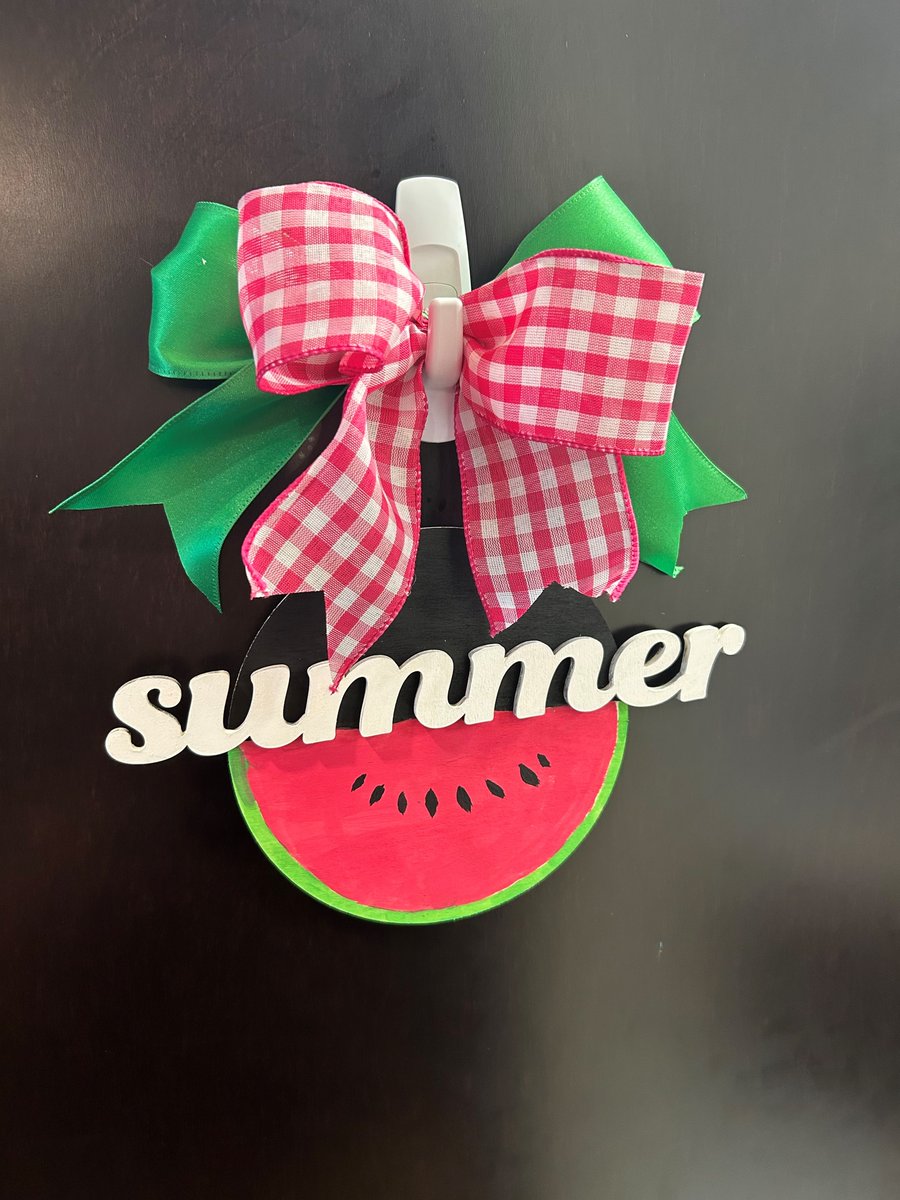 NorwichSprings's tweet photo. Here are some photos of our residents working on summer watermelon door signs in one of our recent artisans groups! 😎 🍉 ☀️ 

#ArtsandCrafts #LiveWithTrilogy #seniorliving https://t.co/rYZ92g9QGR