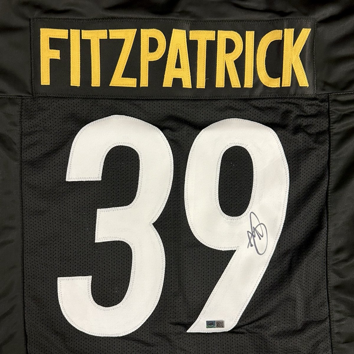 We're going to give a Minkah Fitzpatrick autographed jersey to someone who retweets this tweet and follows us! We'll pick a winner on Monday 8/21!