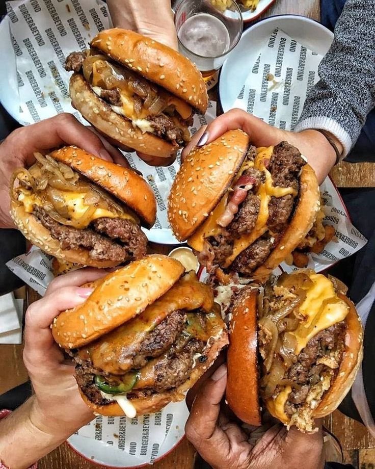 FoodPleaser's tweet photo. Cheers 🍔 https://t.co/pDuo0m2Pp5