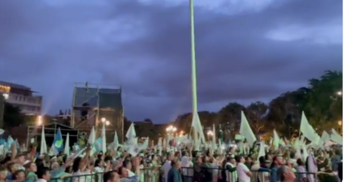 hurtadopaola's tweet photo. Él cerró su campaña en la plaza central, el punto de convergencia de las movilizaciones sociales e ícono de la defensa de la democracia.
Ella finaliza su campaña en la gran plaza de las transacciones comerciales, aquella en la que todo tiene precio y se vende al mejor postor. https://t.co/oBsxzsoLef