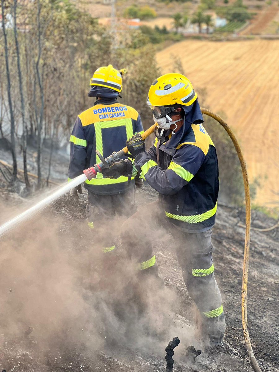 emergencias_gc's tweet photo. Tras intensa jornada y control de foco, agradecemos al Guachinche El Fogón que, a su vez agradecidos, nos convidaran con sus especialidades.

Equipos y población, todos a una 

Con fuerza renovada por la acogida, repostamos y volvemos a las operaciones. Gracias
#IFArafoCandelaria https://t.co/4ZH7ig85Fh