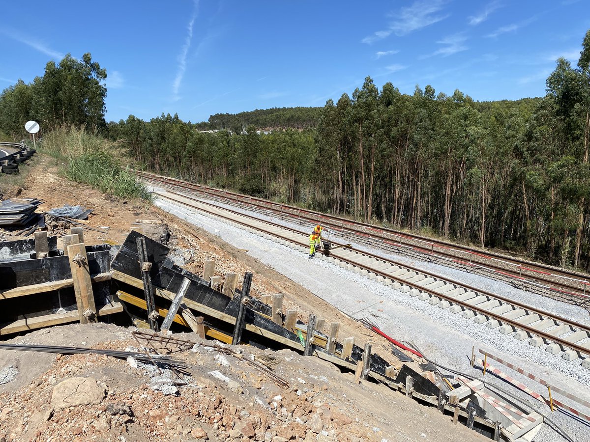 pmmrcosta's tweet image. Electrificação e requalificação da linha do Oeste.
Troço Ramalhal - Outeiro.
#linhadooeste #ferrovia #comboios #caminhosdeferro