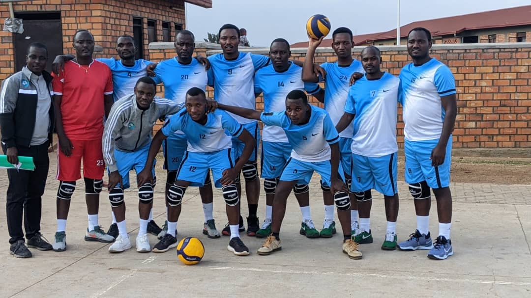 Rwanda_Housing's tweet photo. Uyu munsi ku kibuga cyo mu #Busanza, Ikipe ya #RHA yatsinze iya Minisiteri y'Ubucuruzi n'Inganda (MINICOM) amaseti atatu ku busa mu mukino w'intoki (Volleyball). Ni mu rwego rw'amarushanwa y'Abakozi. #Siporo ni ubuzima! https://t.co/cz5wnfudsP
