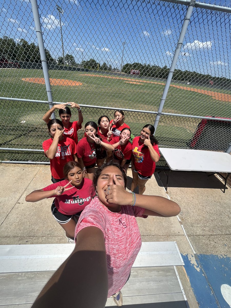 NorthShoreSB's tweet photo. Had a great first week of workouts so today we hunt! Team bonding scavenger hunt was a success!! https://t.co/hjmlZhtHF6