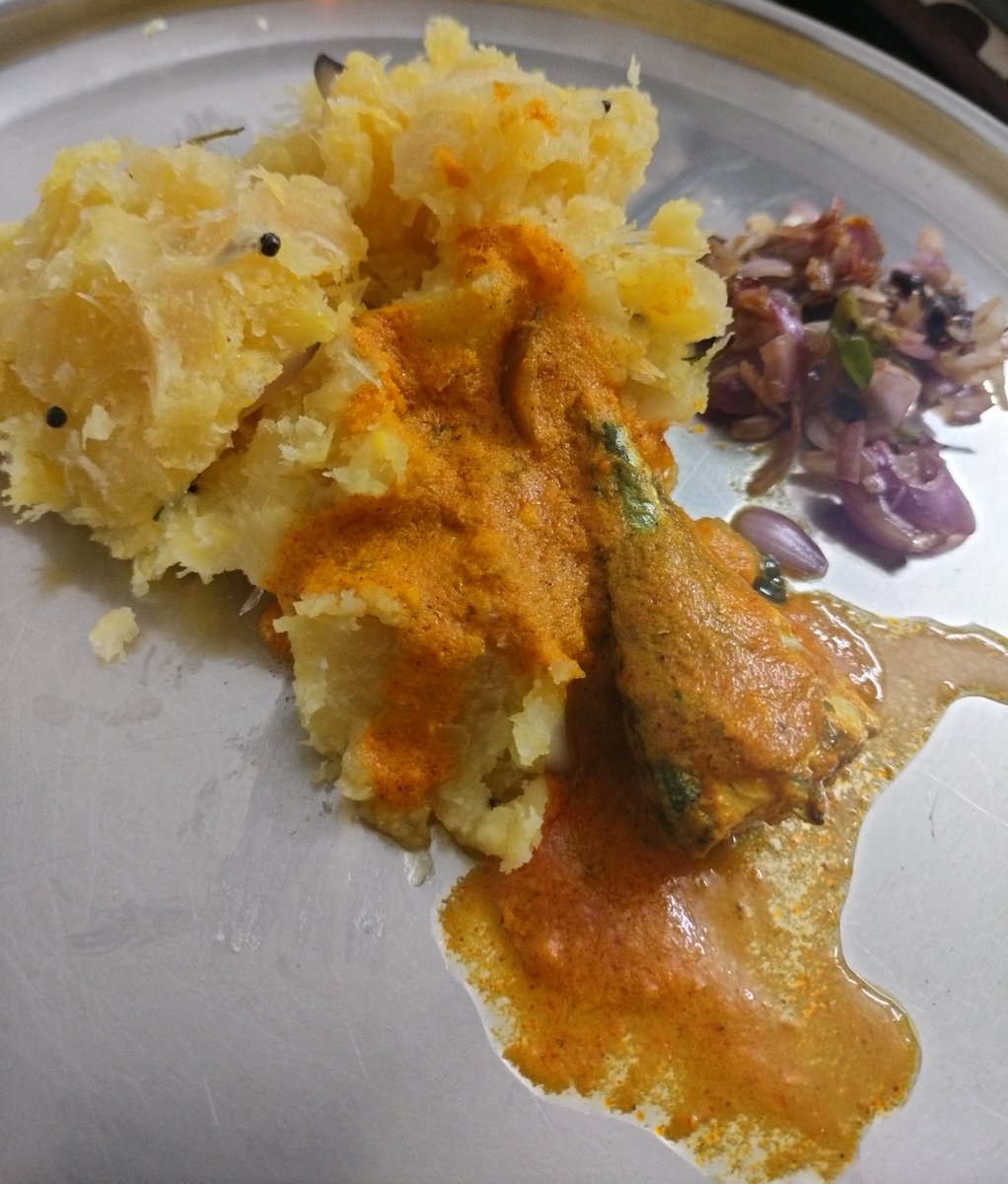 ineemvenam's tweet photo. Nothing beats കപ്പ (tapioca) with തേങ്ങ അരച്ച അയലക്കറി (mackerel) and ഉള്ളി ചമ്മന്തി (shallot chammanthi)
#TapiocaDelight
#MackerelMagic
#ShallotChammanthiLove
#KeralaFood
#LocalFlavors
#TraditionalTreats
#FlavorsofKerala
#UltimateComfortFood
#CoastalCuisine
#KeralaKitchen https://t.co/Zem363bhSa