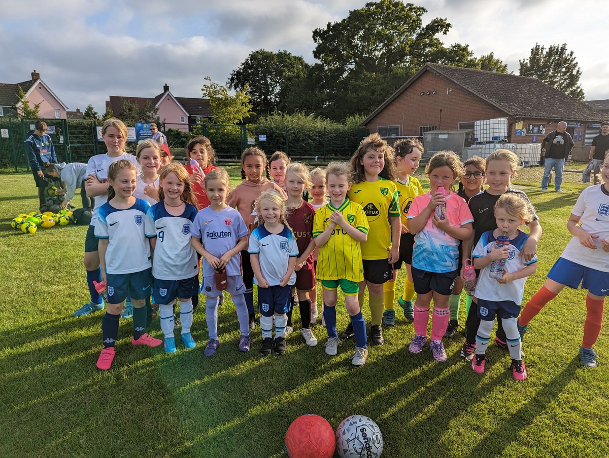 AngieJW27's tweet photo. After the most awesome day yesterday, still buzzing and took some of the learning to the future Lionesses @OldCattonJFC Wildcats
#GFCC23 @EnglandFootball
@EnglandLearning  #WildcatoftheWeek https://t.co/ZAQoAX15Ex