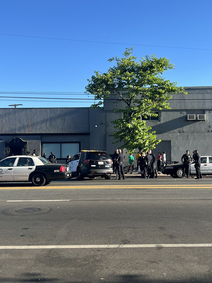 42Cloudz's tweet image. I can’t even make this shit up the feds really did a sweep in our studio building and kicked in all the doors with no warrant or anything ! I was in the middle of a session too smh they weren’t even here for me they were looking for someone else smh LA is crazy