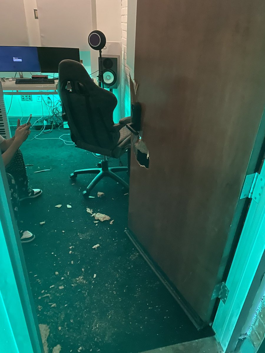 42Cloudz's tweet image. I can’t even make this shit up the feds really did a sweep in our studio building and kicked in all the doors with no warrant or anything ! I was in the middle of a session too smh they weren’t even here for me they were looking for someone else smh LA is crazy