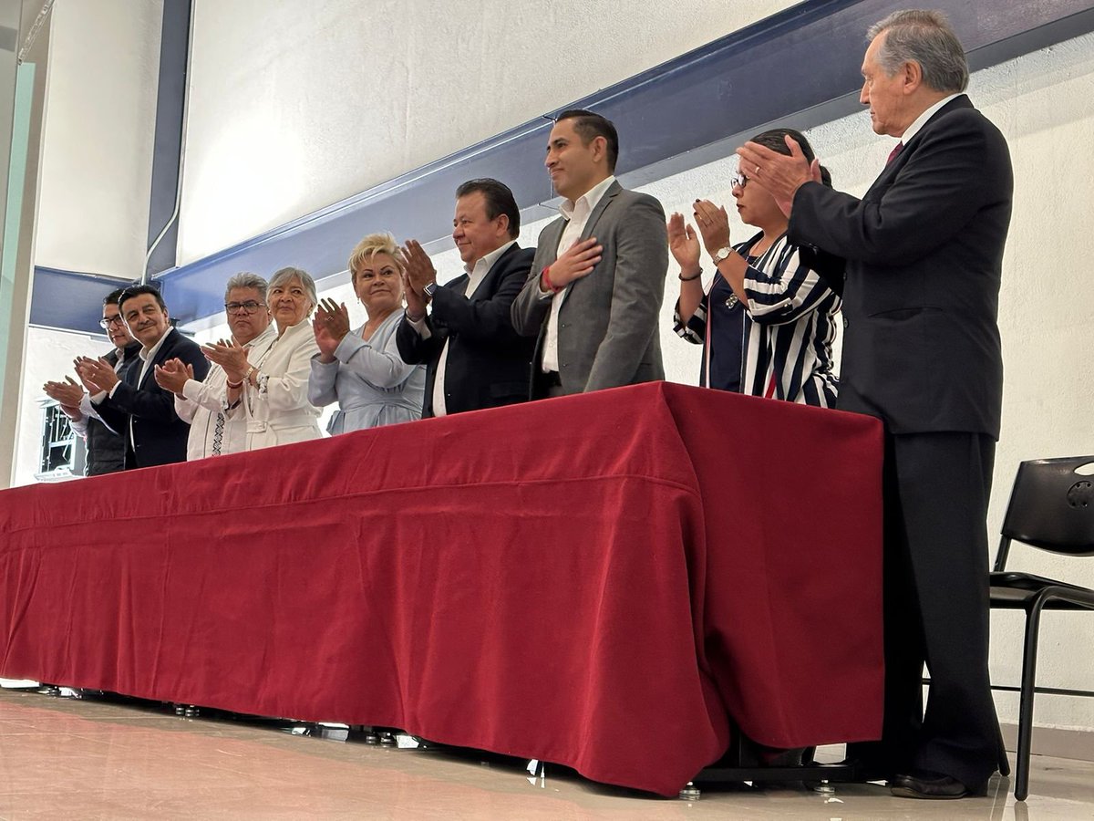 JoseLuisNajeraM's tweet photo. Trabajamos para reflejar la sensibilidad del Gob. Presente de @SergioSalomonC ante los retos de la educación👨‍🏫

Hoy me reúno con la estructura del Sector Educativo convocada por la Secretaria @MerloIsabel, que busca crear una comunidad sólida en torno a la educación💪 https://t.co/o4a3a9CvFS