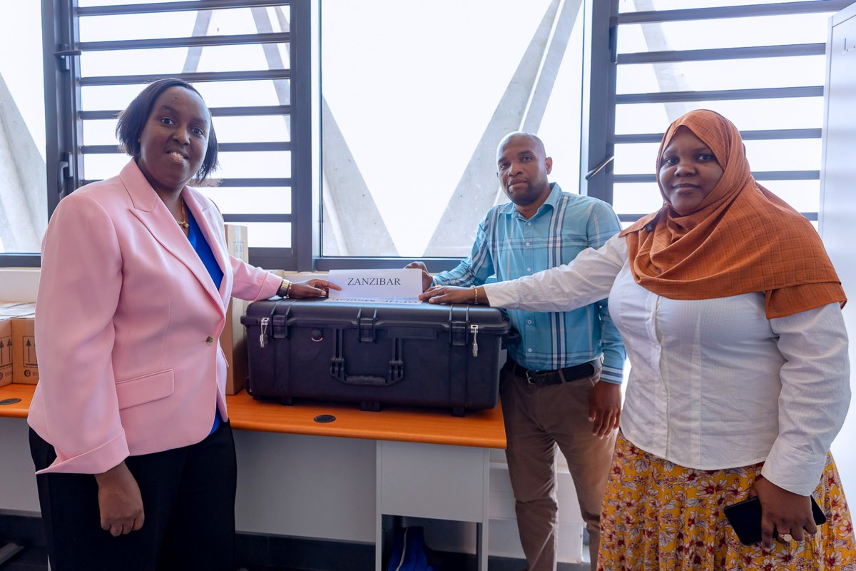Uni_Rwanda's tweet photo. Earlier today the DVC for Finance Francoise Kayitare presided over the handover of Minilabs kits to EAC National Medicines Regulatory Authorities (NMRAs). This collaborative effort btn @EacRceVihscm &amp; #EACSecretariat aims to empower EAC NMRAs in their fight against fake medicines https://t.co/a79XELCOOC