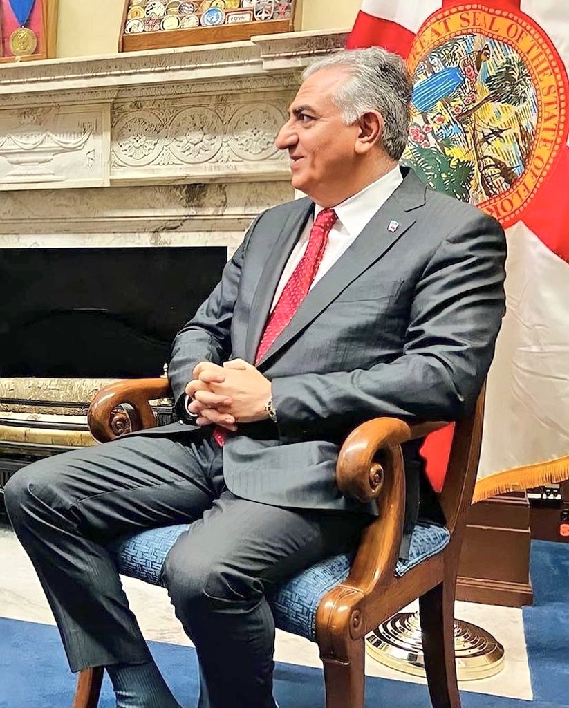 iranianpapppi3's tweet photo. سوگند میخوریم و با شما عهد می‌بندیم که تا نفس آخر و تا لحظه‌ی بازگشت‌ شما به مقام و منصب واقعی‌تون، کنارتون می‌ایستیم چرا که برای ما، شما وارث واقعی تاج‌وتخت و پادشاه رسمی این کشور هستید
هیچ اتفاقیم باعث نمیشه که ازین عهد برگردیم
#شاهزاده_را_صداکن
#ما_کنار_شاهیم https://t.co/2P3LLWTvR9