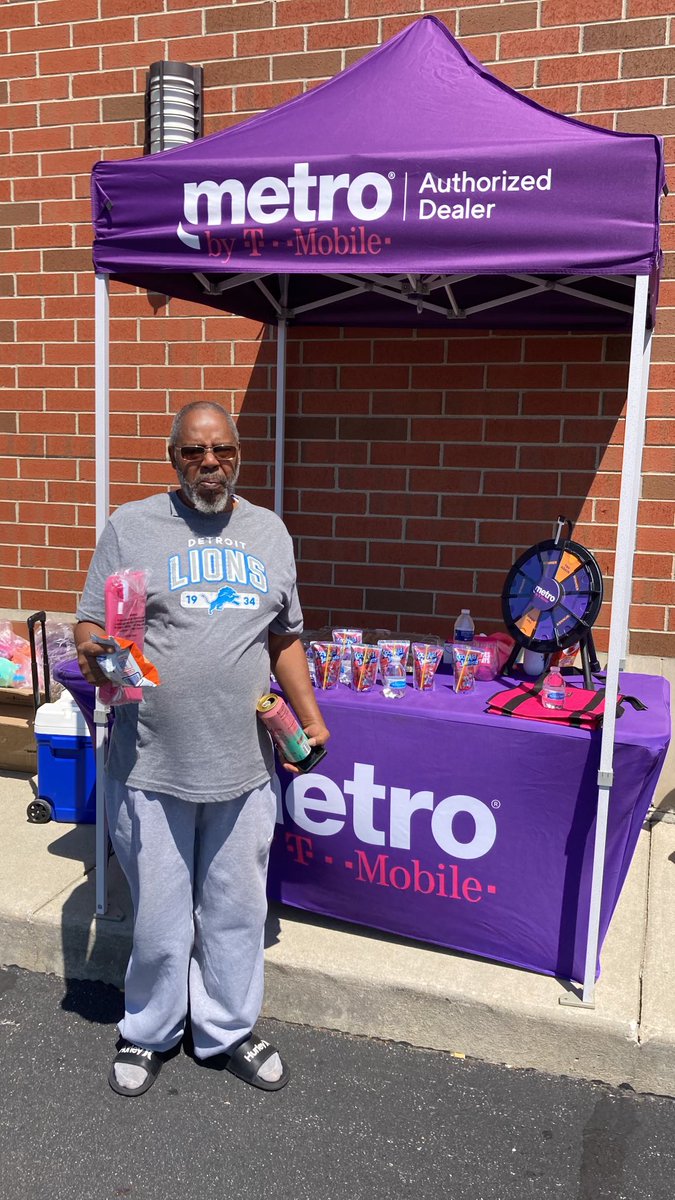 Customer appreciation on this beautiful Friday over here at Metro by T-Mobile! @b_barkoff @WinstonAwadzi @thayesnet #NadaYadaYada #CentralEast