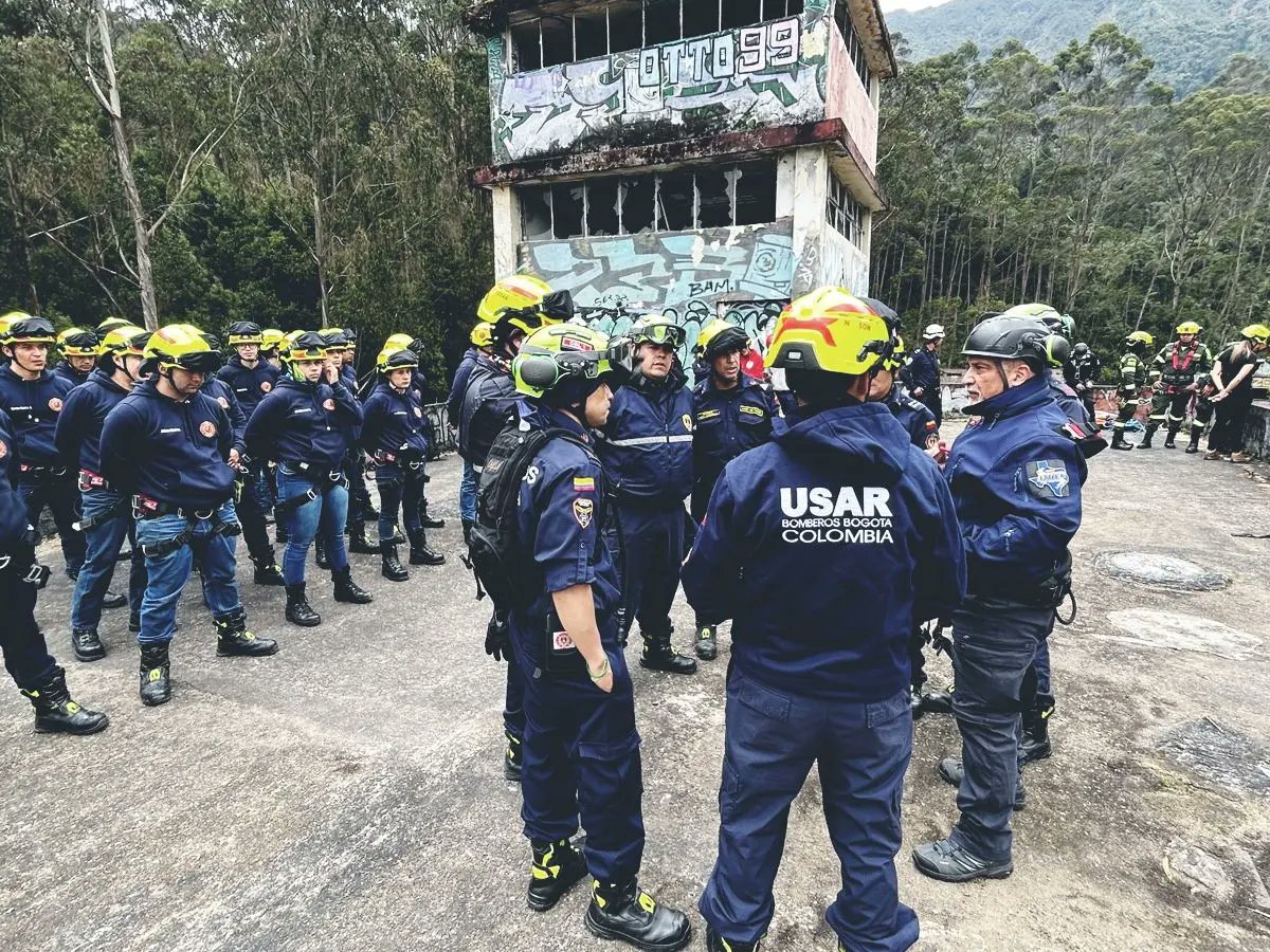 BomberosBogota's tweet photo. Desde nuestro Centro de Formación Bomberil realizamos el III Encuentro Nacional de Maniobras de Rescate en Trípode, que se desarrolla bajo la dirección de las empresas Delta Plus, California Montain Company e Ingeniería Vertical en Seguridad y Salud ( IVSS ) https://t.co/q84yBiolGE