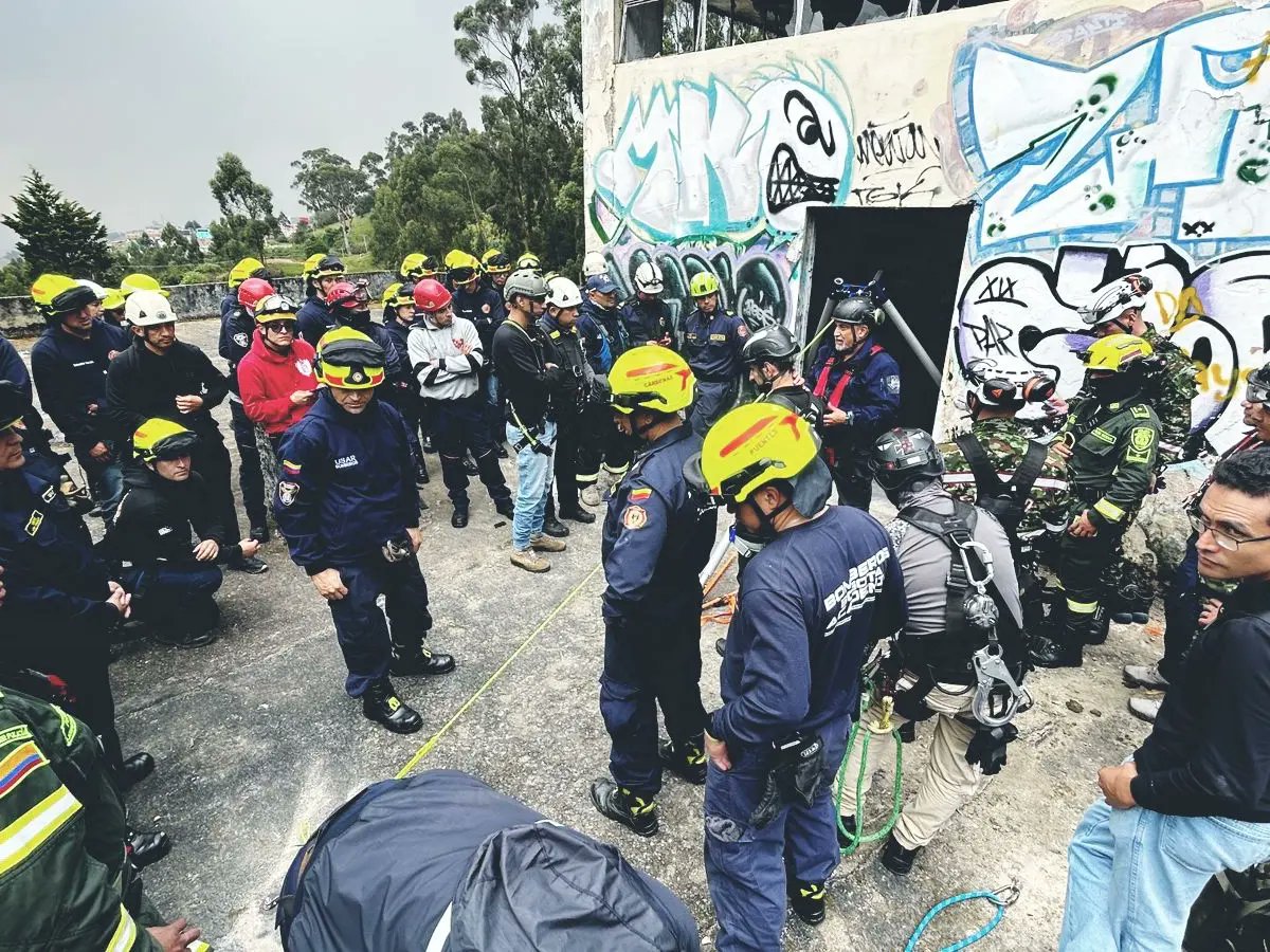 BomberosBogota's tweet photo. Desde nuestro Centro de Formación Bomberil realizamos el III Encuentro Nacional de Maniobras de Rescate en Trípode, que se desarrolla bajo la dirección de las empresas Delta Plus, California Montain Company e Ingeniería Vertical en Seguridad y Salud ( IVSS ) https://t.co/q84yBiolGE