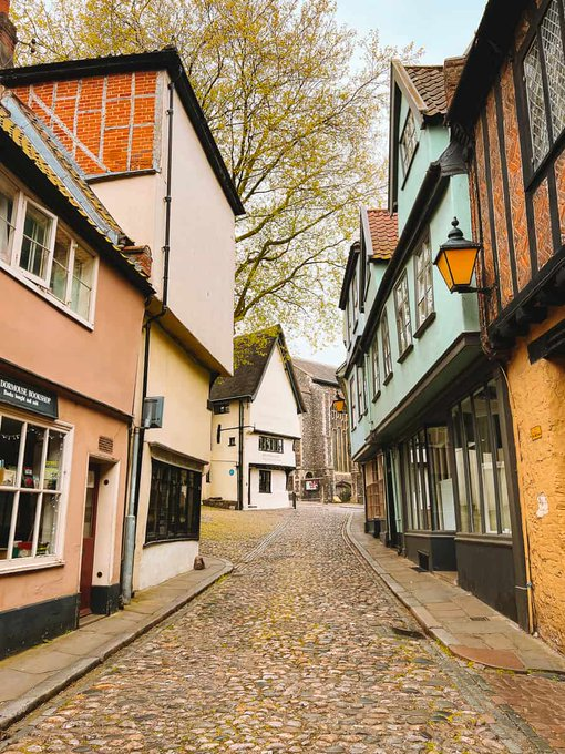 BookerJosl's tweet photo. Elm Hill, Norwich, England 🏴����󠁢󠁥󠁮󠁧󠁿 https://t.co/Vlw2JllLn6