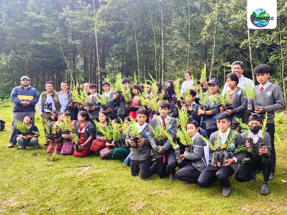 fundaecoguate's tweet photo. #NOTICIAS 🌳🙋♀️🙋♂️Charla de #EducaciónAmbiental con 40 alumnos de nivel básico en el área de #Conservación #PepajauMagdalena, #Huehuetenango, en conmemoración al #DíadelaJuventud. Se presentaron los temas de #DerechosHumanos, #liderazgojuvenil y #protección del #MedioAmbiente.#MNSE https://t.co/t2Q1FYbvbF