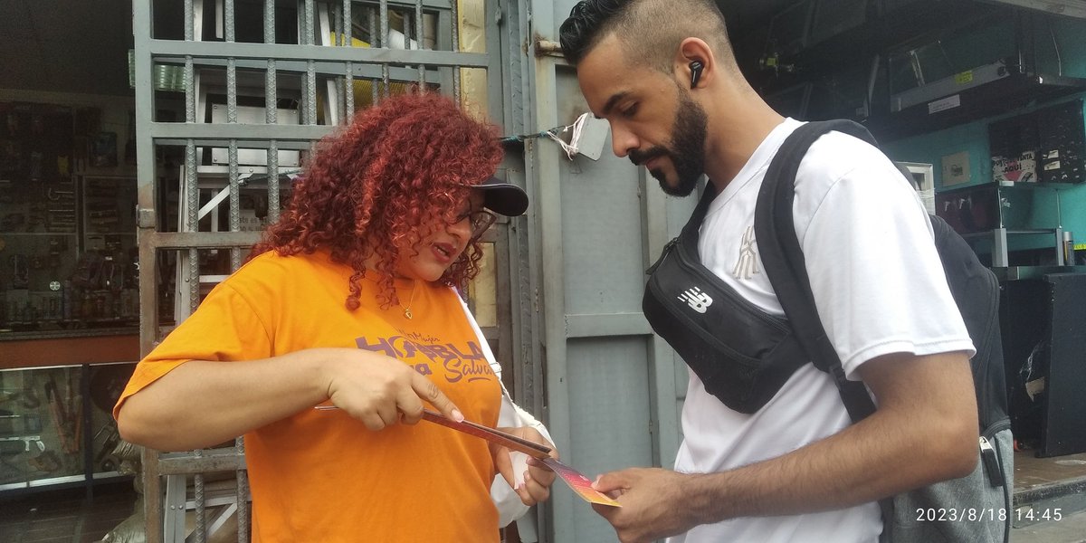 Ofic_Inamujer's tweet photo. #EnDesarrollo  🔴
Mujeres y hombres del Sector Dos Pilitas, parroquia #LaPastora de #Caracas, reciben "El Violentometro" y una breve charla sobre la importancia de mitificar la #ViolenciaDeGénero en la comunidad.

#VamosConLasBricoMiles
#HablaParaSalvar

@NicolasMaduro https://t.co/cZilgjC4BW