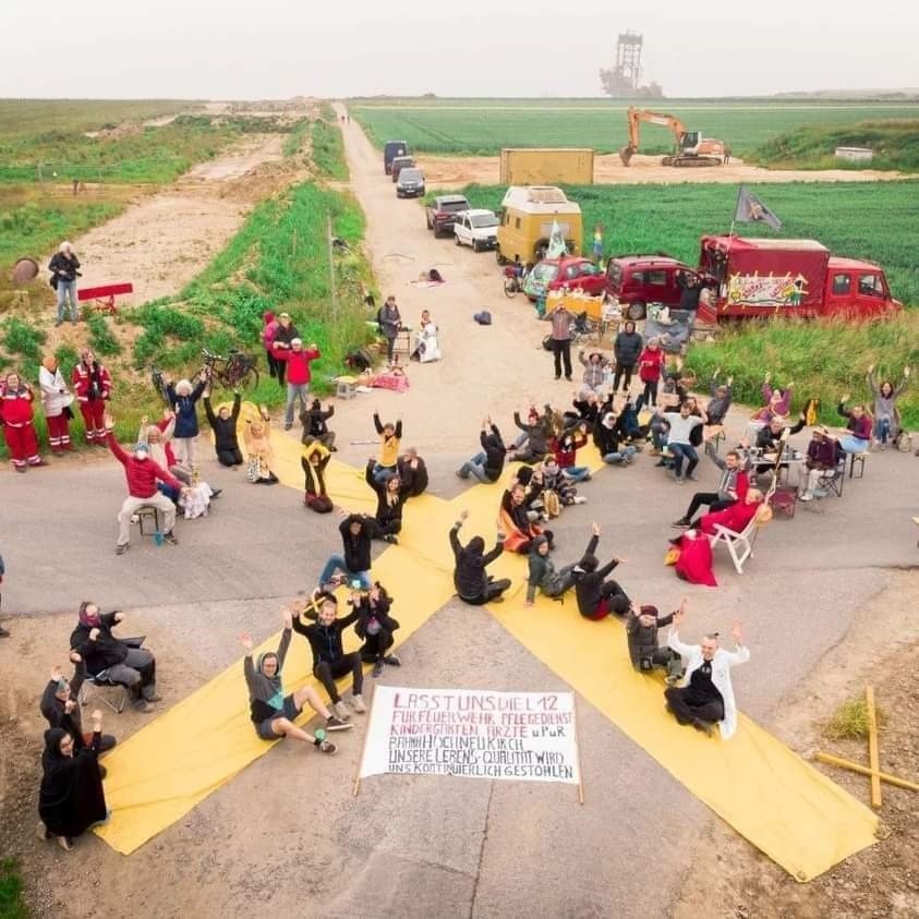 🟠🔴 Alarmstufe Dunkelorange! 🔴🟠

Der Abriss der L12 steht unmittelbar bevor. In den letzten 3 Tagen sind sämtliche Vorbereitungsmaßnahmen getroffen worden.

Am Dienstag will Bundeskanzler Scholz mit den Bürgermeistern der Gemeinden über die Zukunft des Braunkohlereviers reden.