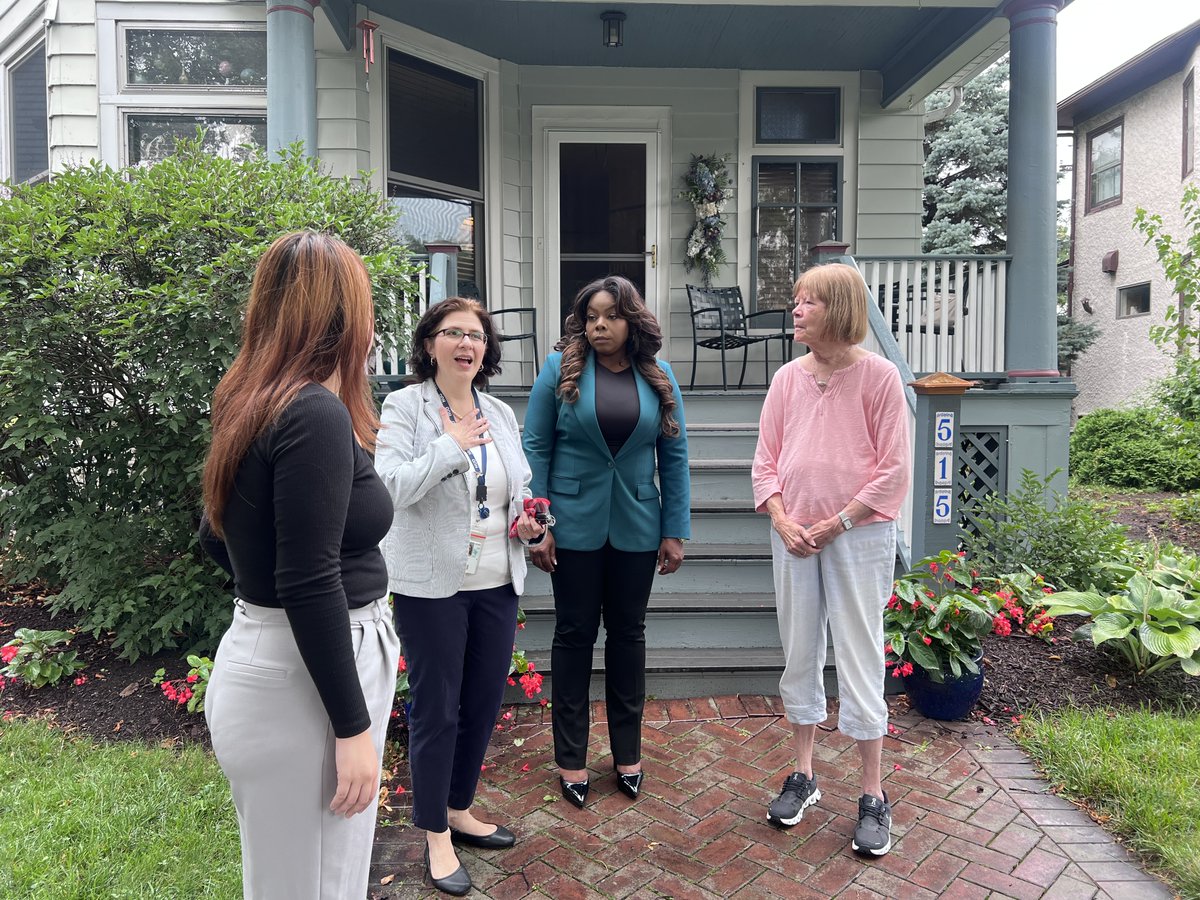 HUDMidwest's tweet photo. We were pleased to present @housing_north with $800,000 to fund home modifications for older adults in 75 #Illinois homes. @HUDHealthyHomes provided 13 awards to nonprofits across the U.S. so seniors in need can live safely with independence. https://t.co/C0w8jcwGpS