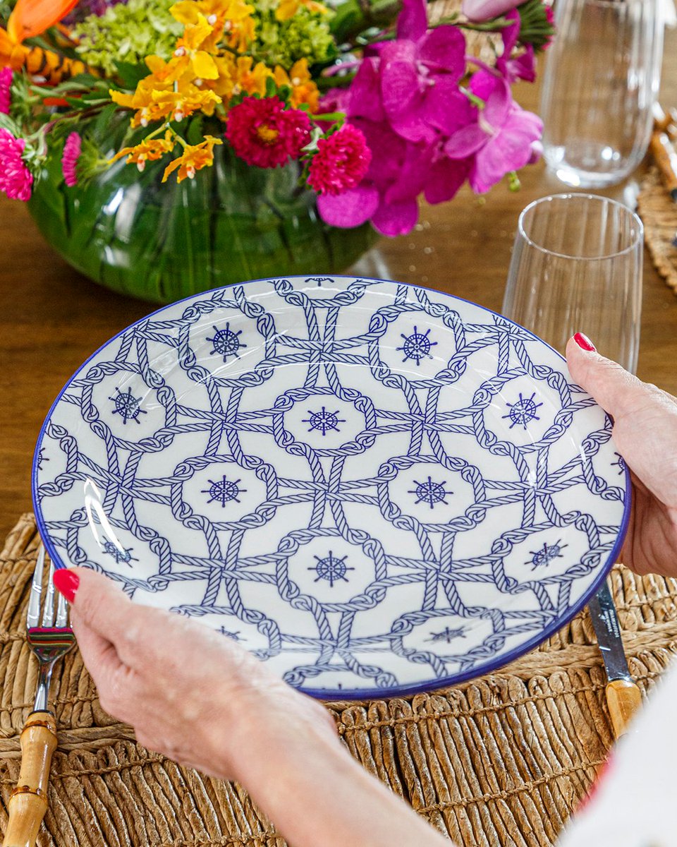 Decoração marítima que encanta! 🛳️ ✨ Os temas náuticos estão tomando conta da decoração e da moda, e também são perfeitas para a sua mesa. O aparelho de jantar Floreal Náutico levará um clima marítimo para a hora da refeição, com traços finos, elegantes e fáceis de combinar!