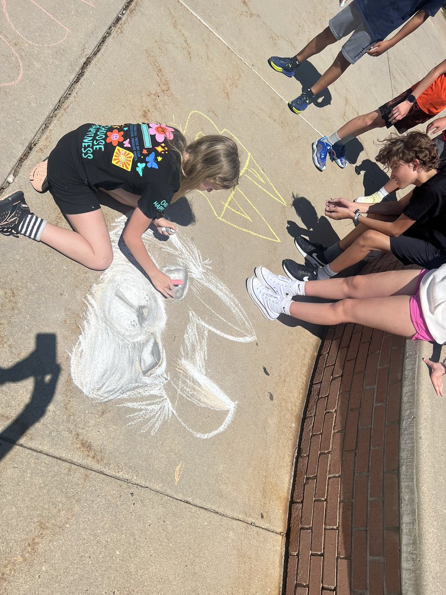 7ArcticWolves's tweet image. Went out to create some fun chalk art! @RanchViewMS @ErinKyllo @MrSimpsonRVMS @shelleyahyland @CounselingRvms