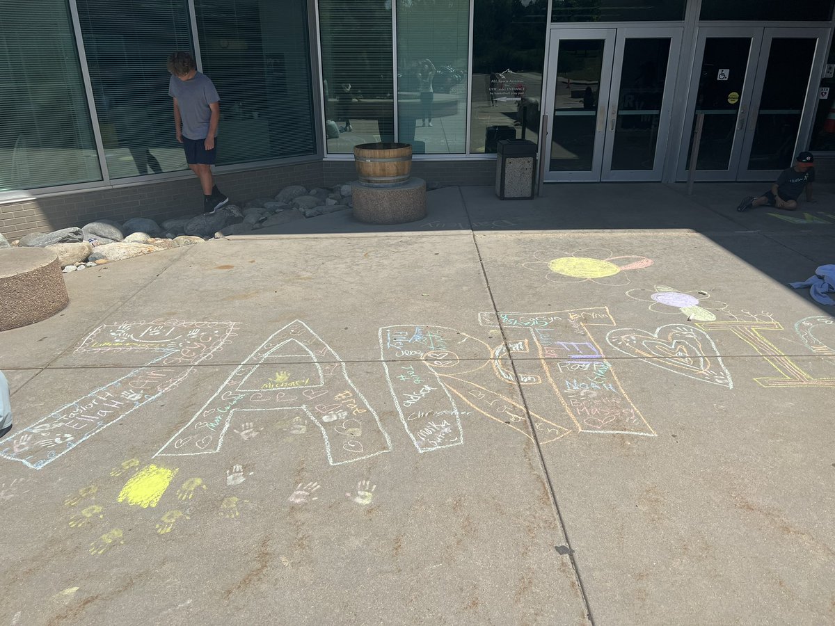 7ArcticWolves's tweet image. Went out to create some fun chalk art! @RanchViewMS @ErinKyllo @MrSimpsonRVMS @shelleyahyland @CounselingRvms