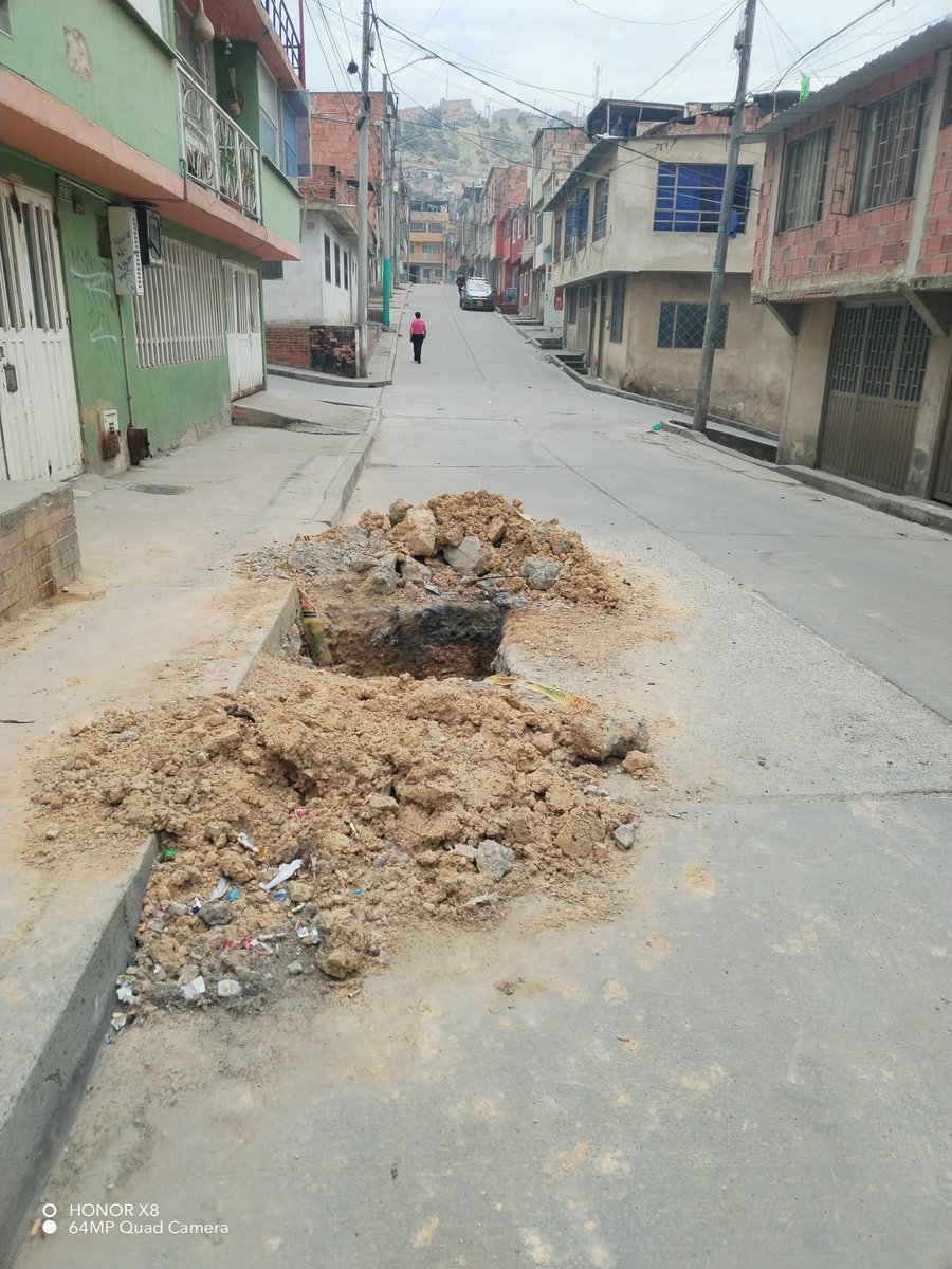 FerminGelvez's tweet photo. Señores @AcueductoBogota hasta cuándo van a enviar personal calificado a realizar el arreglo de esta fuga de aguas negras aquí en la KR 48B #72C- 48 sur santa Rosita, miren que estás excavaciones son un peligro para los niños ... https://t.co/khdaHz97jf