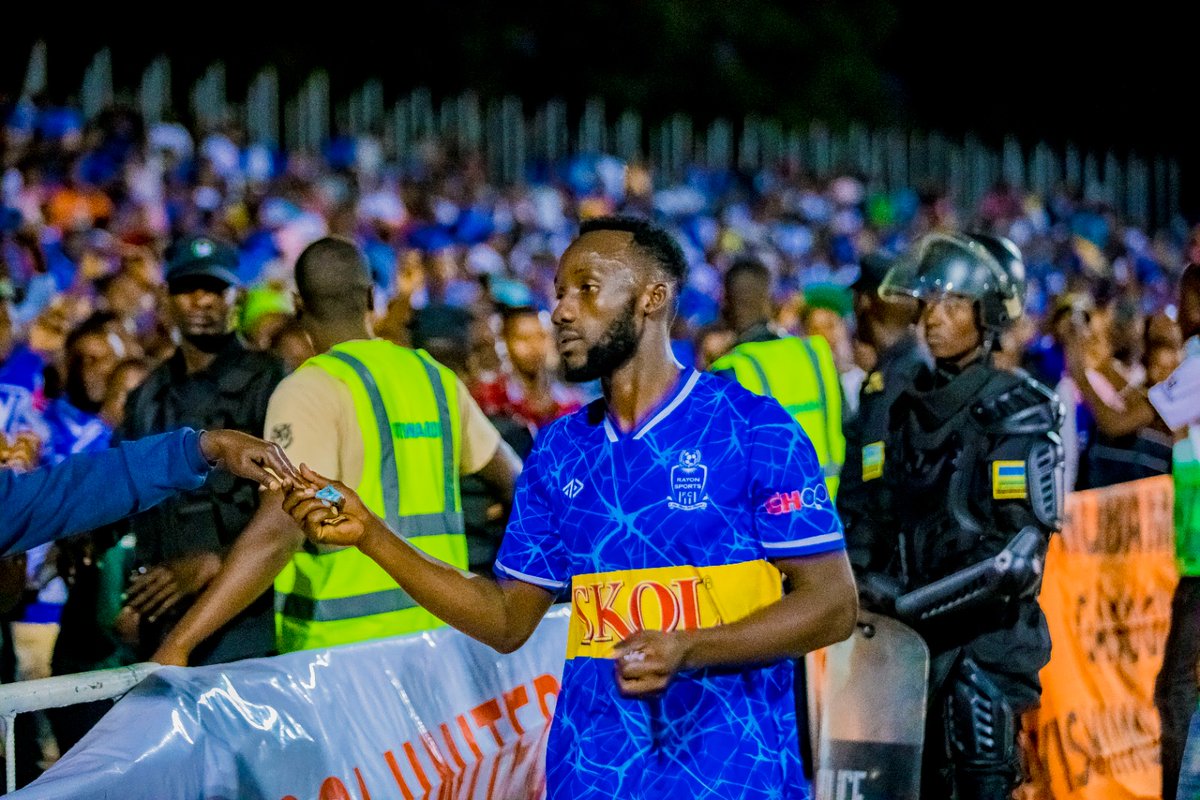 bbkigalifm's tweet photo. #BnBSports
Abafana ba Rayon Sports beretse urukundo, Rutahizamu w'umugande Charles Bbaale watsinze igitego gifungura umwaka w'imikino wa 2023-24
#Furusi 💷
#SimplySports https://t.co/S4CwOarA2V