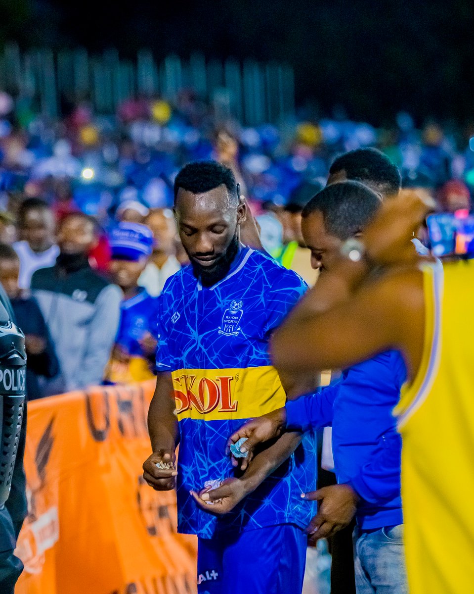bbkigalifm's tweet photo. #BnBSports
Abafana ba Rayon Sports beretse urukundo, Rutahizamu w'umugande Charles Bbaale watsinze igitego gifungura umwaka w'imikino wa 2023-24
#Furusi 💷
#SimplySports https://t.co/S4CwOarA2V