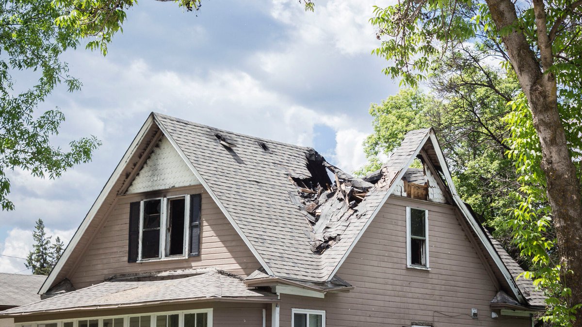 ClaimToolkit's tweet image. How to make a home insurance claim for roof damage #insurance #homeownerinsurance #homeowner #house  ow.ly/30SF50PAkBi