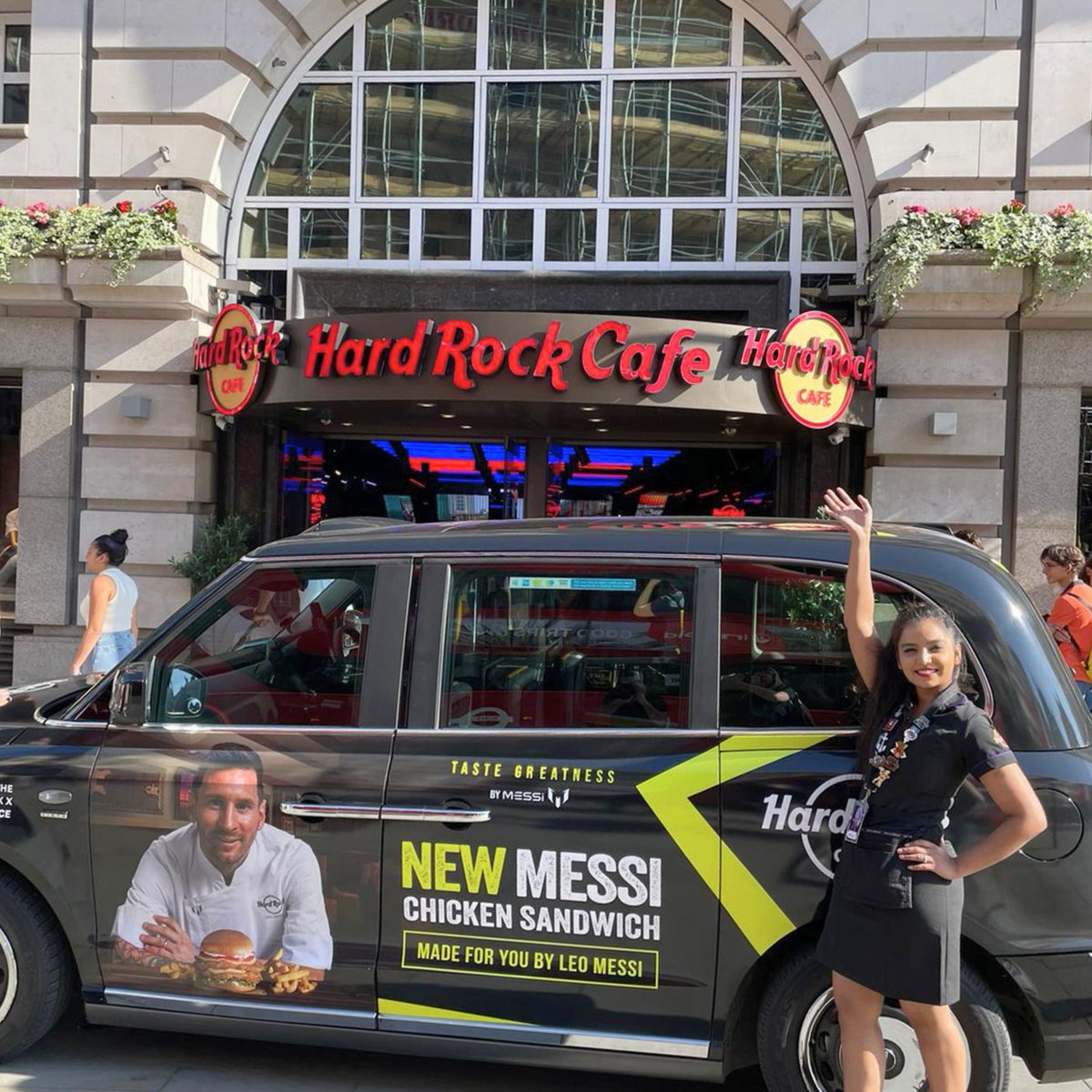 The Messi Sandwich Hype hits London! 🍔🇬🇧 Spot Messi and the #MessiSandwich gracing the iconic black cabs around London, adding a dash of soccer magic to the city's streets. ⚽

📸: @RupertHitchcox