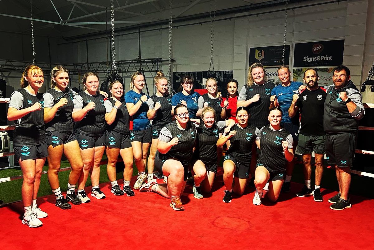 DarylMorgan_1's tweet photo. Taking the @ScarletsAcademy girls U18s players out of their comfort zone once again tonight with an incredible session thanks to Stallion Boxing Gym in Llanelli. Fantastic night. #hardworkpaysoffs #ymaohyd https://t.co/3pT2KTSJBL