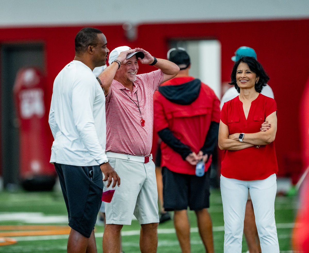 Big shoutout to @UHpres and Heisman Trophy winner Andre Ware for making it out practice today 🫡 #GoCoogs | #TEAM