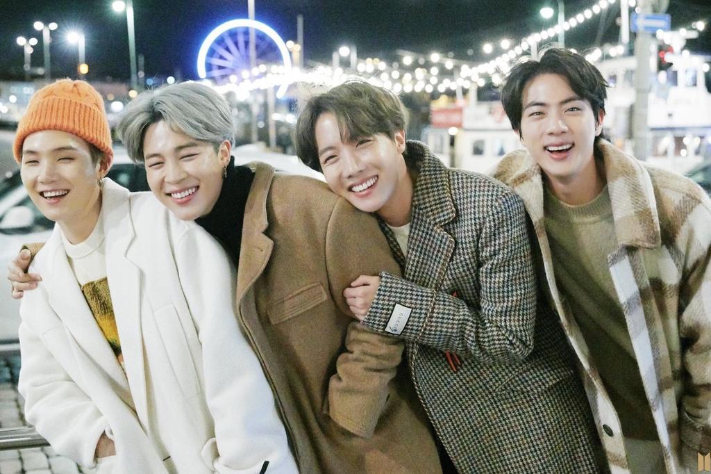 _belhj_'s tweet photo. —��Los 4 miembros de BTS han vendido 1 millón de copias como solistas!

¡BTS se convirtió en el primer grupo de varios miembros en vender más de 1 millón de álbumes en solitario!

Hoseok "Jack in the Box"
Jimin "Face"
JIN "The Astronaut"
Yoongi (Agust D) https://t.co/WfNaxUDwZK
