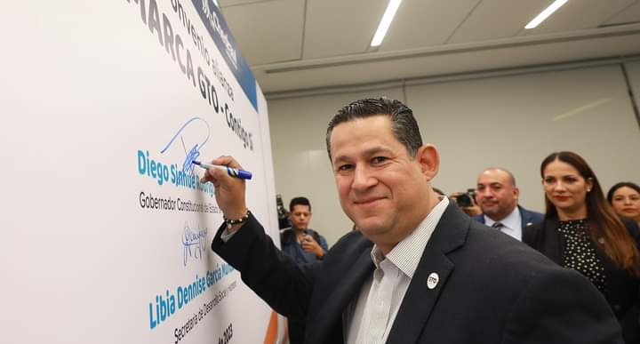 economiagente's tweet photo. El Gobernador @diegosinhue, el Secretario @ramonalfaro4 y directivos de @Chedrauioficial firmaron convenio de colaboración para vender productos @marcagto en sus tiendas en #Guanajuato y Aguascalientes
#ContigoSiempre
#GTO #GrandezaDeMéxico
#ConsumeLocalGTO https://t.co/uht3JN8hFG