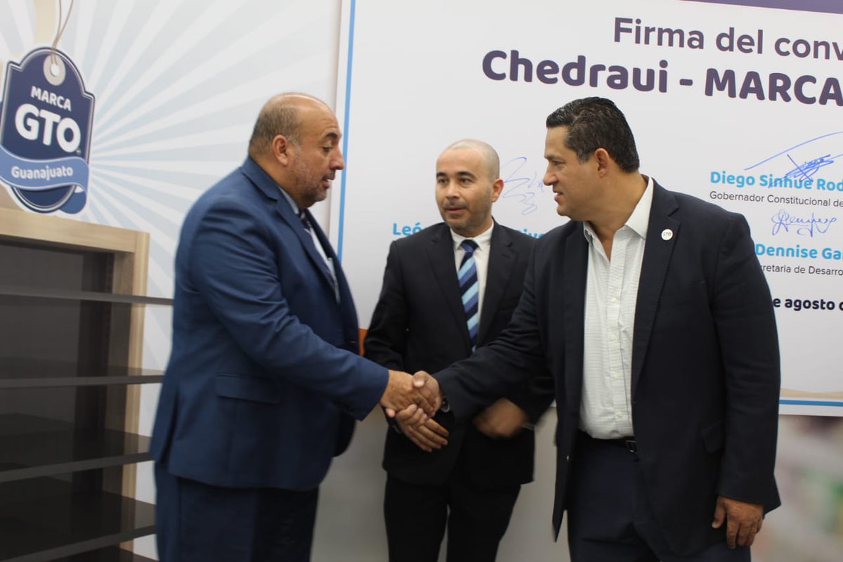 economiagente's tweet photo. El Gobernador @diegosinhue, el Secretario @ramonalfaro4 y directivos de @Chedrauioficial firmaron convenio de colaboración para vender productos @marcagto en sus tiendas en #Guanajuato y Aguascalientes
#ContigoSiempre
#GTO #GrandezaDeMéxico
#ConsumeLocalGTO https://t.co/uht3JN8hFG