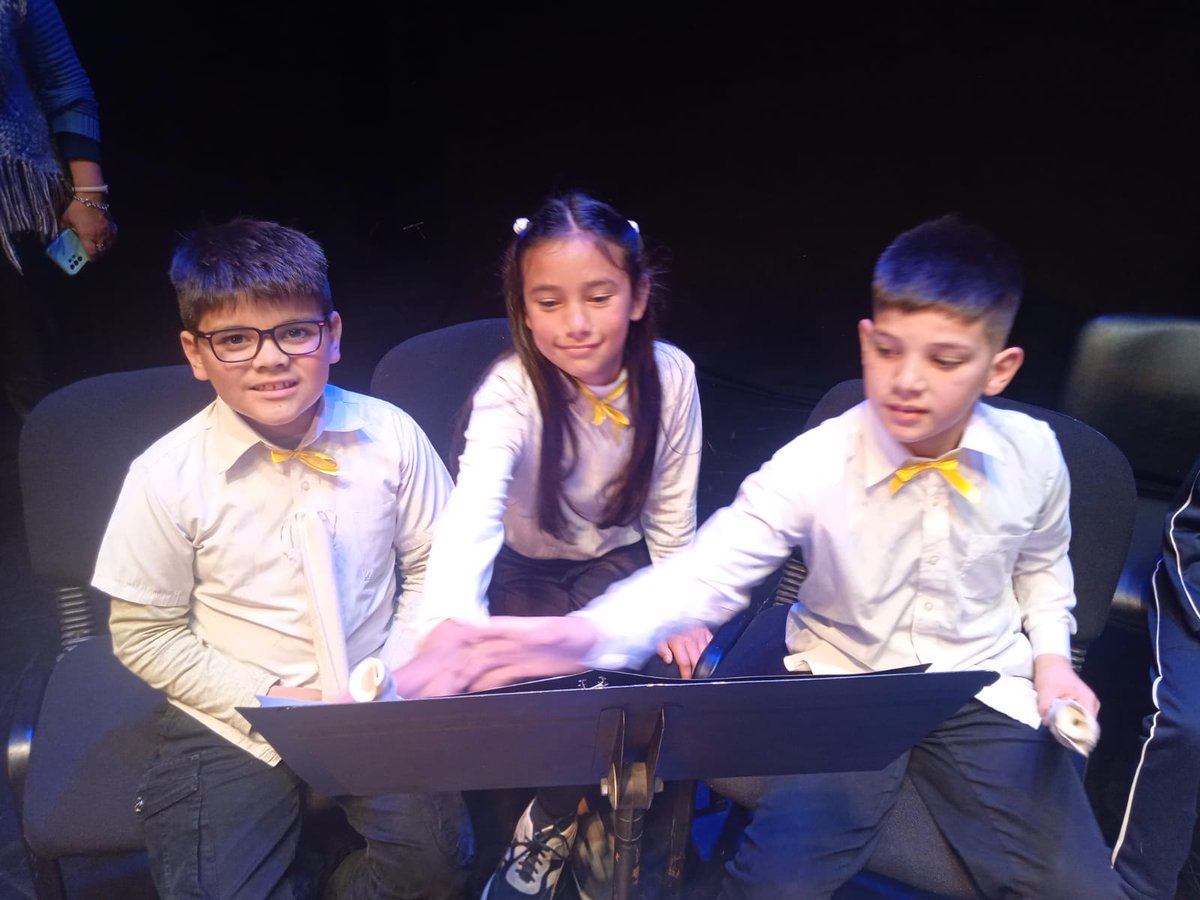 inau_oficial's tweet photo. #Durazno 🔹 El Club de Niños 'El Colmenar' y otros clubes de niños del departamento brindaron su Primer Concierto de Flauta Dulce, en el marco del programa "Un niño, un instrumento" 🎼🎻 La presentación estuvo a cargo del Prof. Guillermo Moreno, en el Teatro Español. https://t.co/8yWE2lBoEZ