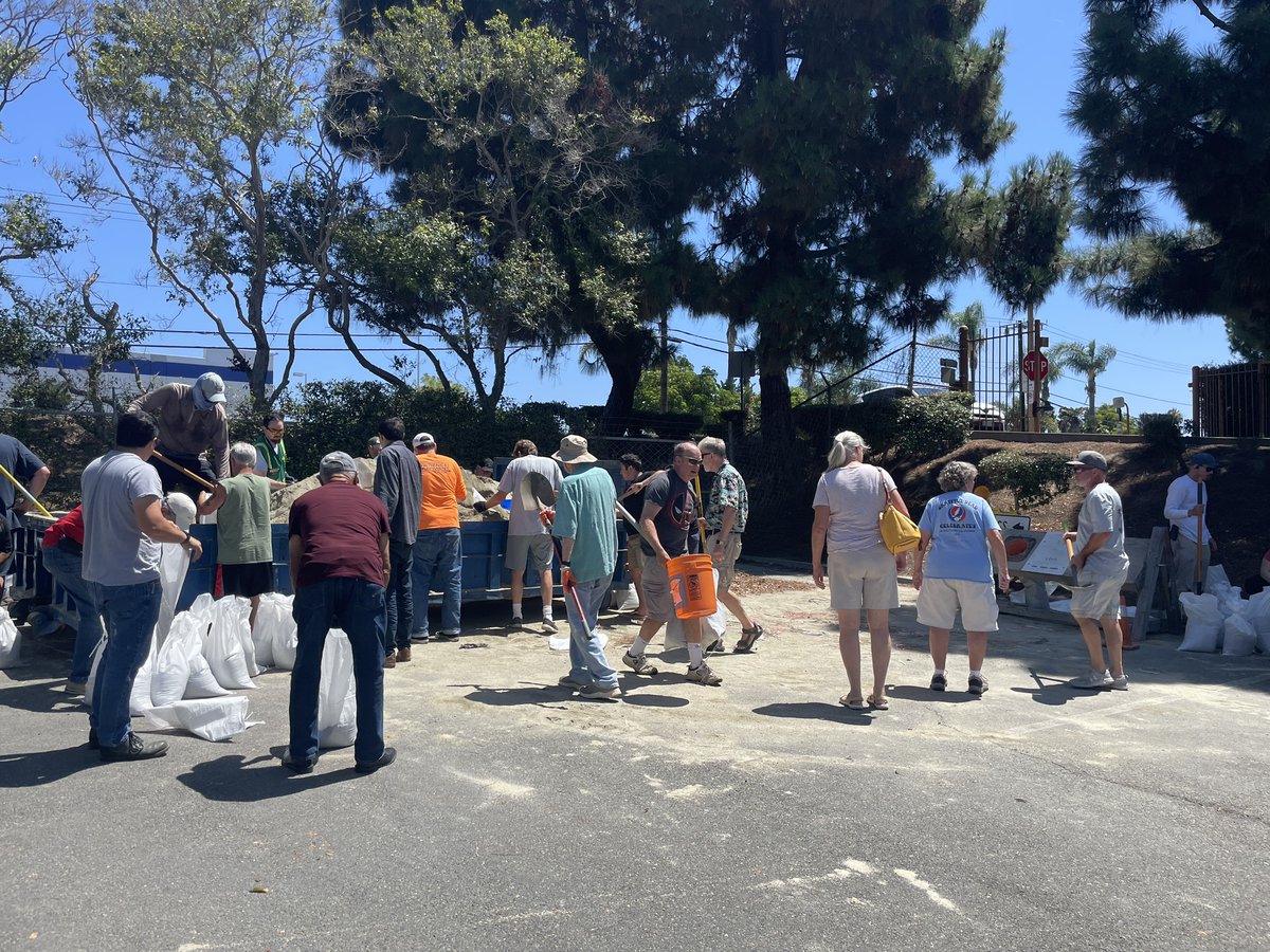 Our sandbag fill station is open &amp; available for all #HuntingtonBeach residents &amp; businesses through the weekend from 8am-5pm. The station is located at the HB Yard, 17371 Gothard St.

For more details &amp; advisories on the incoming storm, please visit SurfCityBreak.com