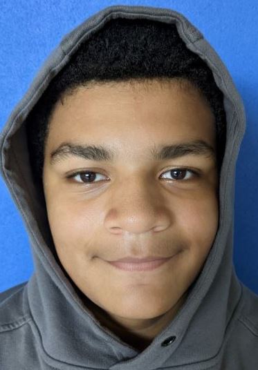 MISSING:
Jaden, 13
- Last seen on Thursday, Aug 17, at 7 p.m., in the Scarlett Rd + Dundas St West area
- 5'8", short black hair, slim build
- Black sweater with red/white shark teeth on the hood, black pants, red Nike shoes with black toe cap
#GO1923087
^lb