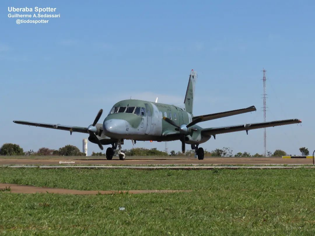 embraer's tweet photo. A #PhenomenalFriday de hoje encerra a semana com um #EMB110 Bandeirante. Símbolo da história de inovação da #Embraer, este modelo de aeronave representa um grande avanço para a aviação regional. Agradecemos ao @/tiodospotter (no Instagram) por compartilhar a foto. #WeAreEmbraer https://t.co/kYm58TJ94f