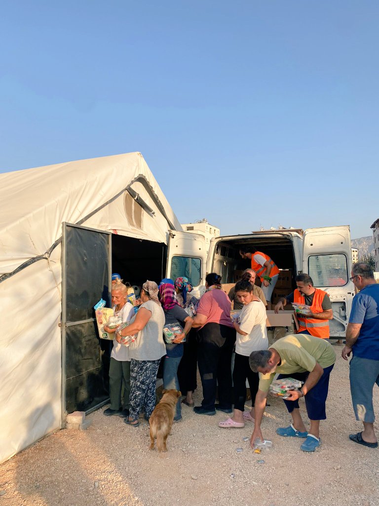 17 Ağustos'ta Hatay Odabaşında kahvaltılık ve Su dağıtımlarımız yapılmıştır.

#Hatay