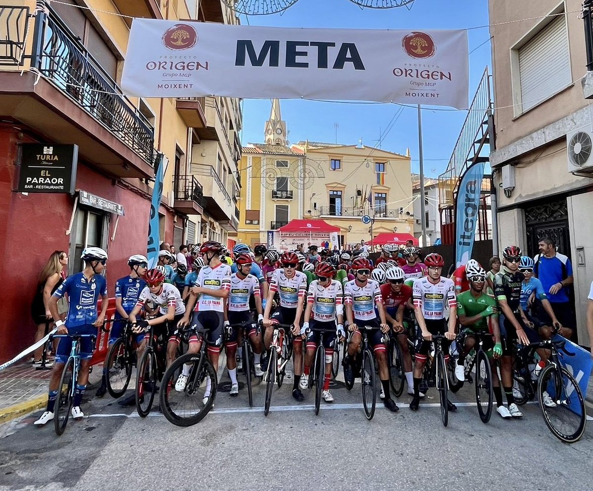 CCLaPalmaCT's tweet photo. 👶🏻 #Juniores en #ChallengeCV

🥵 Como se preveía, jornada durísima hoy en Moixent, donde Pablo Chazarra ha finalizado 12º para mantenerse en el Top3 de la general provisional.

🚂 Juan @pujalte22 ha protagonizado una larga fuga, previa a los altos de Torre Tallada y Escudero. https://t.co/ZAhQYQCG6n