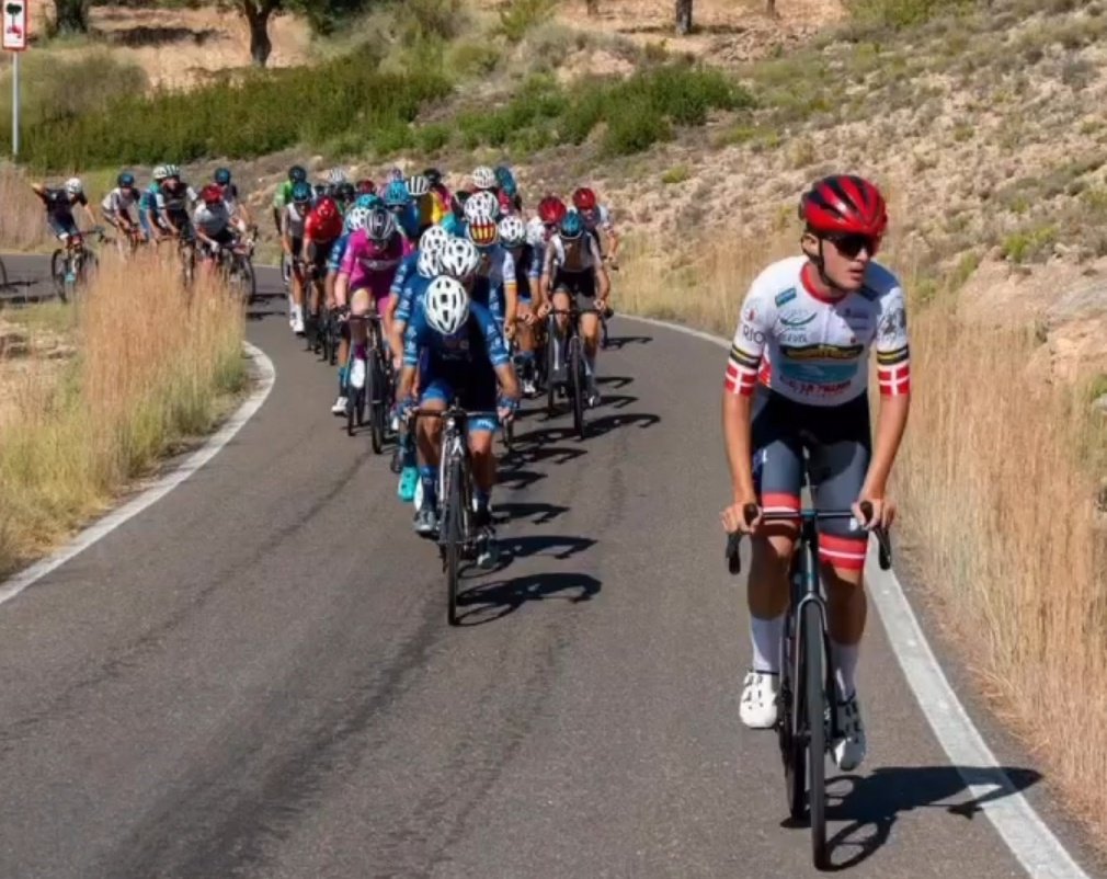👶🏻 #Juniores en #ChallengeCV

🥵 Como se preveía, jornada durísima hoy en Moixent, donde Pablo Chazarra ha finalizado 12º para mantenerse en el Top3 de la general provisional.

🚂 Juan <a href="/pujalte22/">Juan Pujalte</a> ha protagonizado una larga fuga, previa a los altos de Torre Tallada y Escudero.